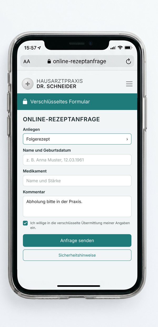 Smartphone mit dem Formular für eine Online-Rezeptanfrage an eine Hausarztpraxis
